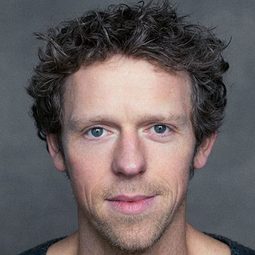 Richard Thomson 飾演 Director