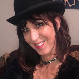 Lin Gallagher 飾演 Self - Audio Description (voice)