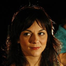 Ticiana Passos 飾演 Luizinha Bundinha