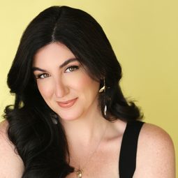Katie Rich 飾演 Samantha