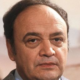 Raymond Pellegrin 飾演 Generale