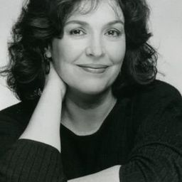 波莉·亞當斯 - 危險機密演員 飾演Forewoman