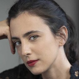 Marina Savino 飾演 Studentessa