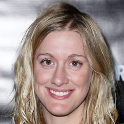 Rachel Paulson 飾演 May Cantos