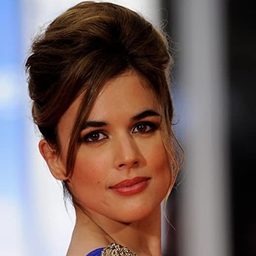 阿德安娜·烏加特 飾演 Julieta Arcos (young)