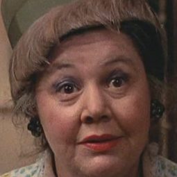 Marian Waldman 飾演 Elsa Britton