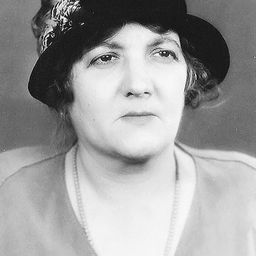 Adrienne D'Ambricourt 飾演 Mme. Marchand