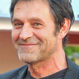 派崔克·卡塔利佛 飾演 Roland Benoît