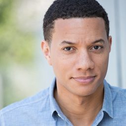 Christopher Allen 飾演 Leo