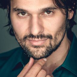 Farouk El-Khalili 飾演 Akay