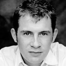 Aaron Hildebrand 飾演 Walter