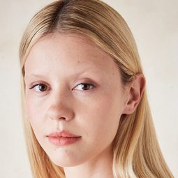 米亞高芙 飾演 Harriet Smith