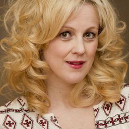 Marian Saastad Ottesen 飾演 Kommandantens kone