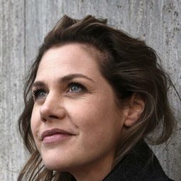 費莉德絲·禾爾 飾演 Carlotta "Lolle" Holzmann