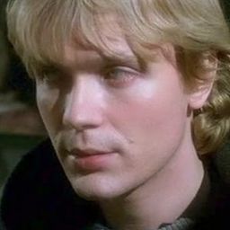 Christian Borromeo 飾演 Nicolas