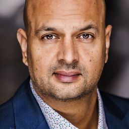 阿里·哈桑 飾演 Desmond