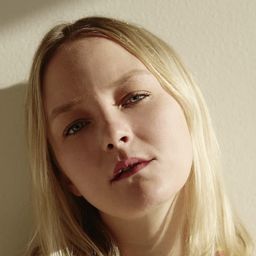 Chelsea Lopez 飾演 Holly