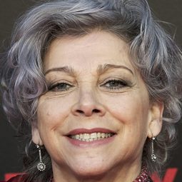 琪蒂·曼維爾 飾演 