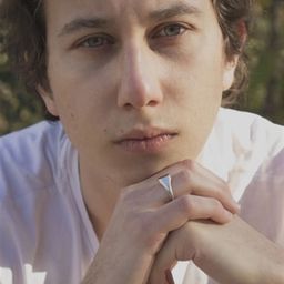 Léopold Buchsbaum 飾演 Julien