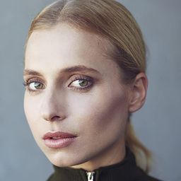 崔絲薇薇爾 飾演 Jessica