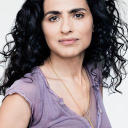 Sesede Terziyan 飾演 Schamanin