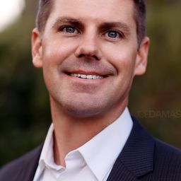 Mathew Trent Hunnicutt - 芝芝與奈特演員 飾演Police Officer