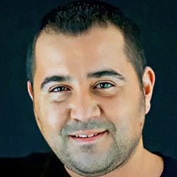 Ata Demirer 飾演 Döndü/Zafer