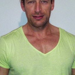 Clément Baronnet 飾演 L'acteur porno