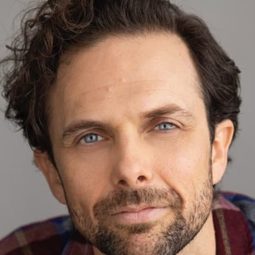 喬納森·馬丁 飾演 Peter