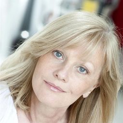 Elisa Servier 飾演 Alicia