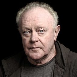 Robert Blythe - 一個普通人演員 飾演Grocer