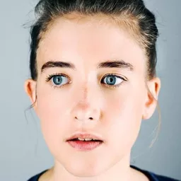 Moa Nilsson 飾演 Karin