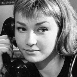 Berthe Granval 飾演 Pharmacist's daughter