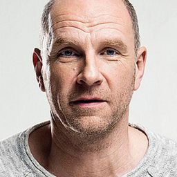 格茨·舒伯特 飾演 Dr. Rüther