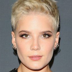 海爾希 飾演 Self