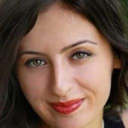 Merve Bulut 飾演 Emine