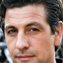 Gregor Törzs - Tierisch verliebt演員 飾演Sebastian Brunnen