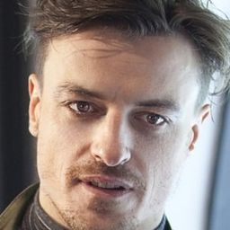 Alessandro Averone 飾演 