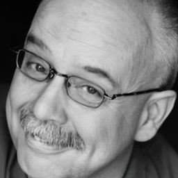 Douglas Newell 飾演 Head Guard