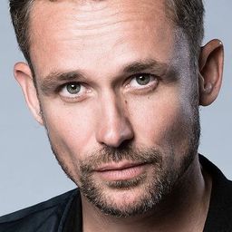 Patrick Martens 飾演 Tom