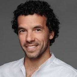 羅德里戈·帕拉西奧斯 飾演 Vito