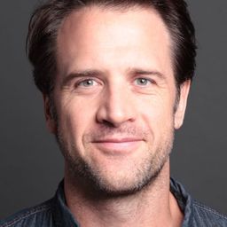 Carter Roy 飾演 Luke Stark