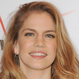 安娜·克倫斯基 飾演 Vada Sultenfuss