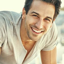 Deniz Akdeniz 飾演 Nurse Omar