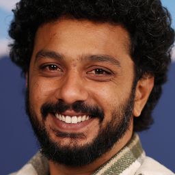 Bhushaan Manoj 飾演 Anand