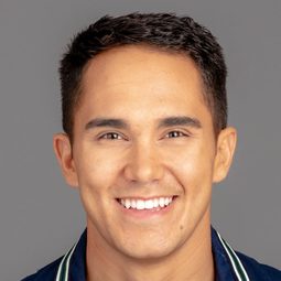 Carlos PenaVega 飾演 Tony Rieves