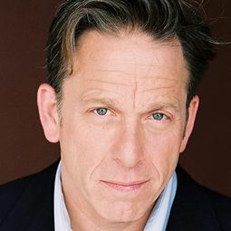 克里斯多福·約翰·菲爾茲 飾演 Freeman