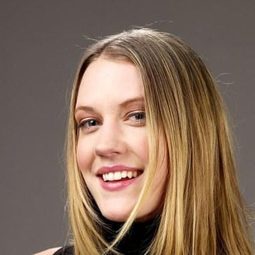 Lauren Lee Smith 飾演 Elaine Strickland