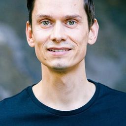 Dirk Petrick 飾演 Junior