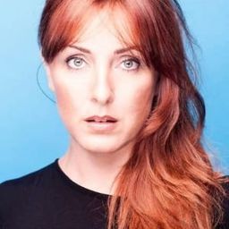 Carli Norris 飾演 Lucy